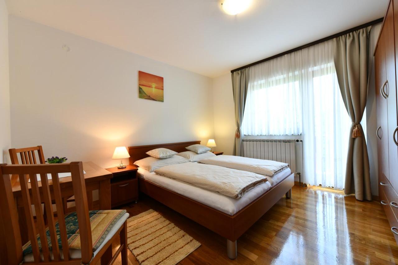 Apartment And Rooms Ivancica Selište Drežničko Exterior foto