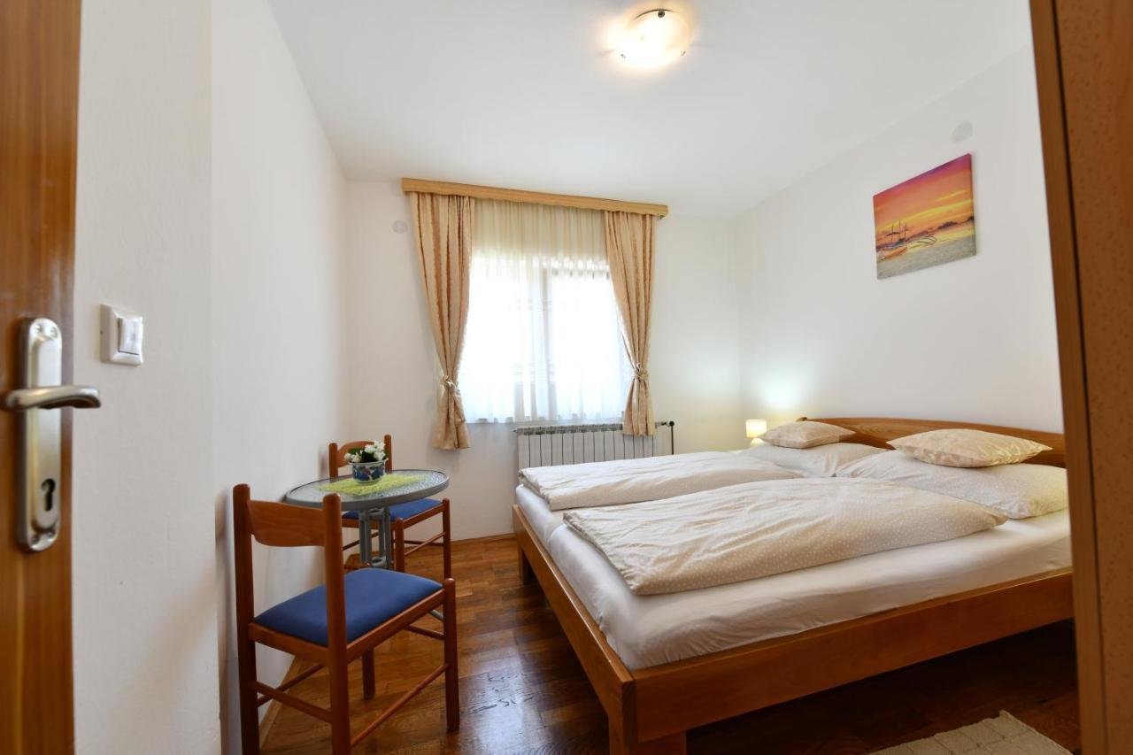 Apartment And Rooms Ivancica Selište Drežničko Exterior foto