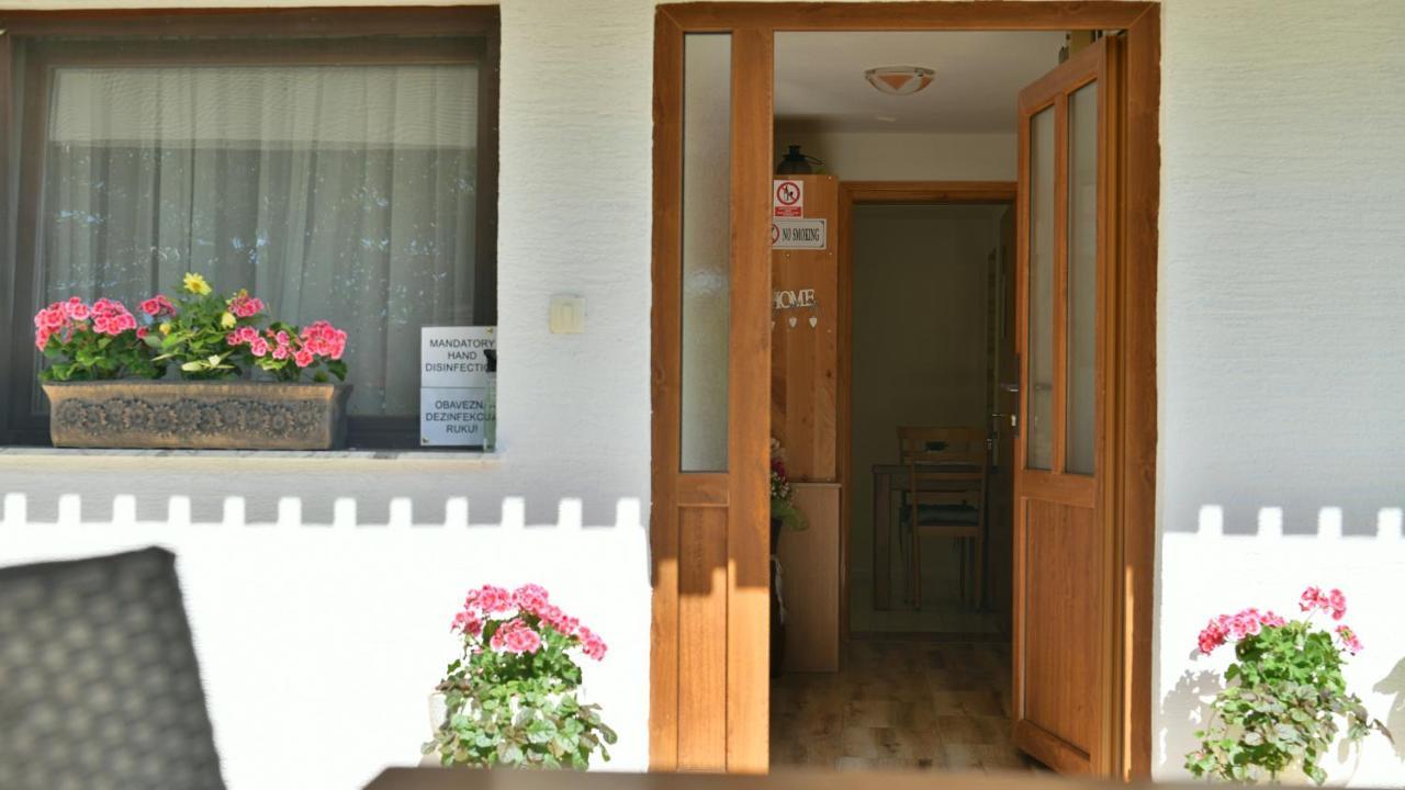 Apartment And Rooms Ivancica Selište Drežničko Exterior foto